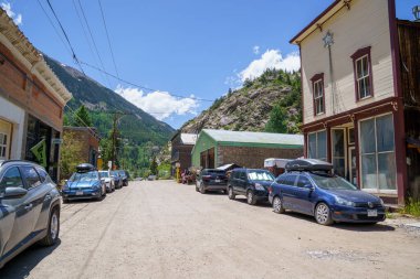 Silver Plume, Colorado - 22 Haziran 2025: Küçük Silver Plume Colorado kasabasındaki çeşitli renkli binalar