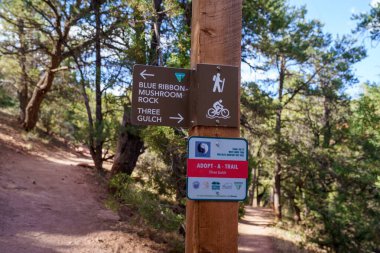 Glenwood Springs, Colorado - 22 Haziran 2025: Blue Ribbom ve B-Line Spure, Carbondale Colorado dahil olmak üzere çeşitli yollar için Red Hill yürüyüş alanında imza atın