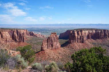 Grand Junction yakınlarındaki Colorado Ulusal Anıtı 'nın göz kamaştırıcı manzarası