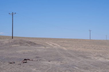 Uzak, ıssız Utah çöl manzarası. Elektrik direği çizgileri, Cisco UT yakınlarında.