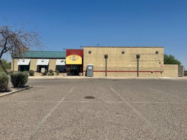 Mesa, Arizona - 8 Ağustos 2025: Terk edilmiş ve kapatılmış Fuddruckers World ds Greatest Hamburger zinciri restoranı