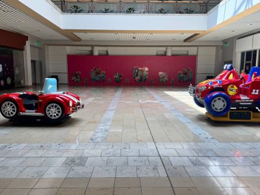 Mesa, Arizona - 31 Ağustos 2025 Superstition Springs Center AVM 'de terk edilmiş bir mağaza önü kanadı. Ölü alışveriş merkezleri, çocuk arabaları.