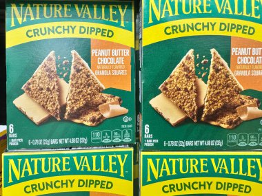 Mesa, Arizona - 31 Ağustos 2025: Doğa Vadisi çıtır çıtır fıstık ezmeli granola bar, genel değirmen ürünü