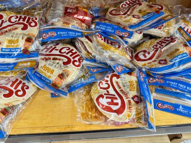 Mesa, Arizona - 31 Ağustos 2025: Bir markette satılık Chi-chis un tortilla