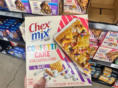 Mesa, Arizona - 31 Ağustos 2025: Konfeti aromalı Chex Mix çikolataları bir markette satılıyor