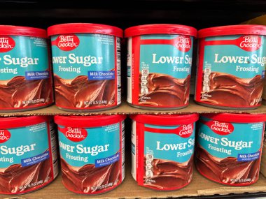 Mesa, Arizona - 31 Ağustos 2025: Betty Crocker Bir markette satılık çikolatalı şeker kavanozları