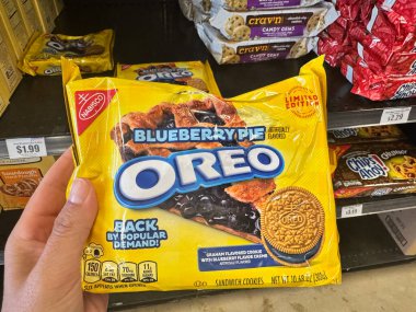 Mesa, Arizona - 31 Ağustos 2025: Bir markette satılık yabanmersinli turta aromalı Oreo kurabiyeleri