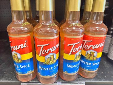 Mesa, Arizona - 31 Ağustos 2025: Kış baharatlı Torani şurubu. Kahve ve içeceklerde işe yarar.