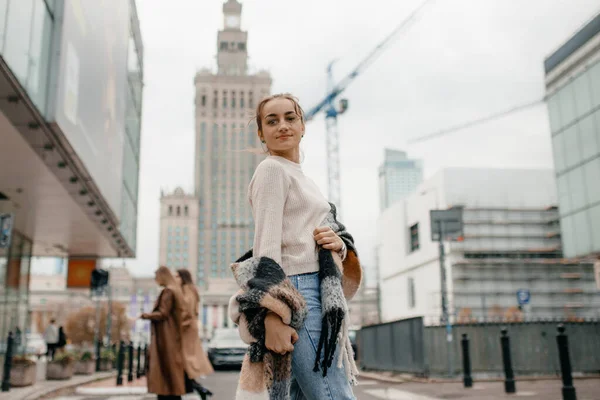Κορίτσι Κοιτάζει Στους Δρόμους Της Βαρσοβίας Κομψή Γυναίκα Περπατά Στο — Φωτογραφία Αρχείου