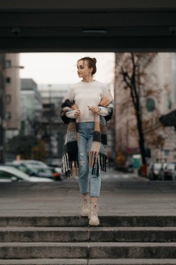 Varşova şehrindeki ünlü sanat dağının merdivenlerinde yürüyen genç bir kadın. Varşova 'daki konser evinin yakınındaki merdivenlerde yürüyen genç bir turist kadın..