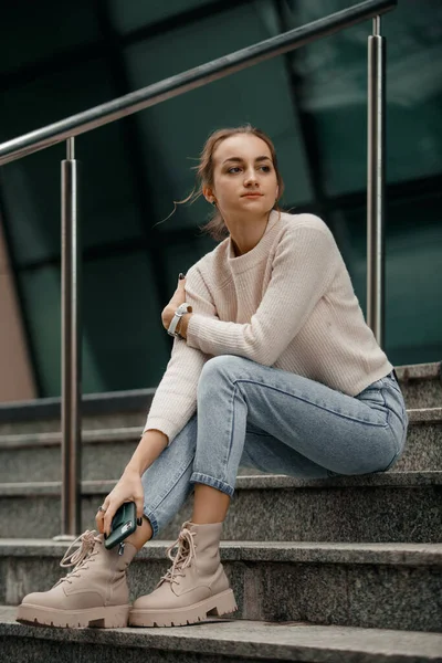 Schöne Modische Geschäftsfrau Sitzt Auf Der Treppe Vor Dem Business — Stockfoto