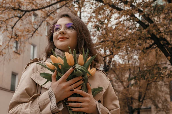 Портрет Молодой Стильной Привлекательной Женщины Гуляющей Городу Уличная Мода Осенний — стоковое фото