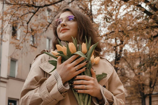 Портрет Молодой Стильной Привлекательной Женщины Гуляющей Городу Уличная Мода Осенний — стоковое фото