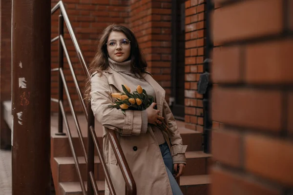 Счастливая Юная Брюнетка Желтыми Тюльпанами Идущая Городской Улице Осенью Модель — стоковое фото
