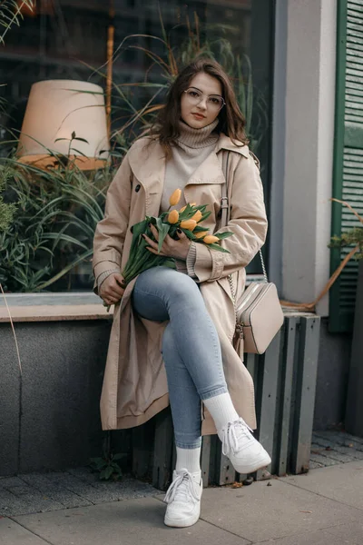 Beautiful Woman Bouquet Tulips Fashion Street Photography Young Happy Girl — Stock Photo, Image