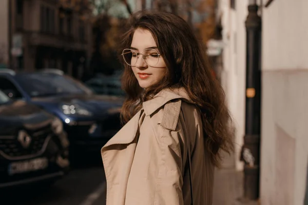 Молодая Женщина Пальто Снаружи Открытый Осенний Портрет Молодой Элегантной Модной — стоковое фото