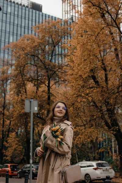 Красивая Молодая Женщина Очках Гуляет Городу Открытый Портрет Привлекательной Модной — стоковое фото