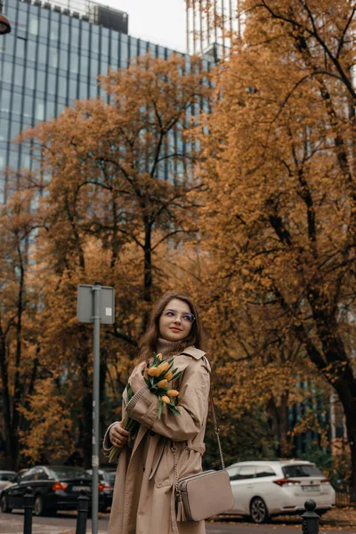 Красивая Молодая Женщина Очках Гуляет Городу Открытый Портрет Привлекательной Модной — стоковое фото