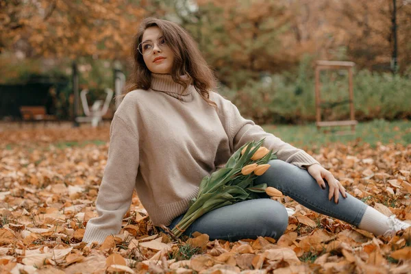 Открытая Фотография Веселой Юной Леди Развлекающейся Осеннем Парке Молодая Женщина — стоковое фото