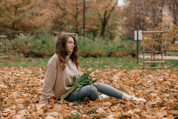Открытая Фотография Веселой Юной Леди Развлекающейся Осеннем Парке Молодая Женщина — стоковое фото