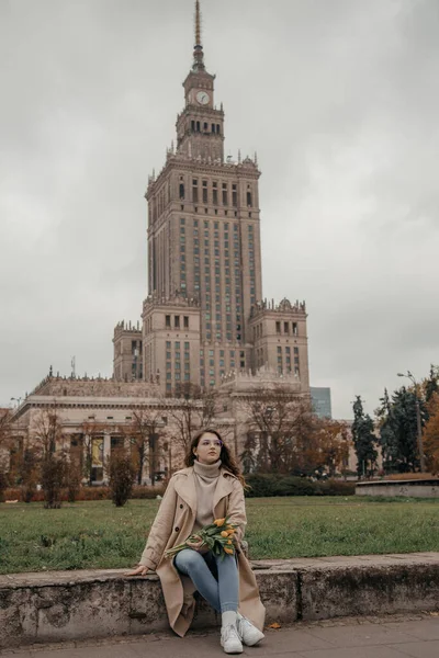 Μια Βόλτα Κοντά Στο Παλάτι Του Πολιτισμού Ένα Κορίτσι Κίτρινες — Φωτογραφία Αρχείου