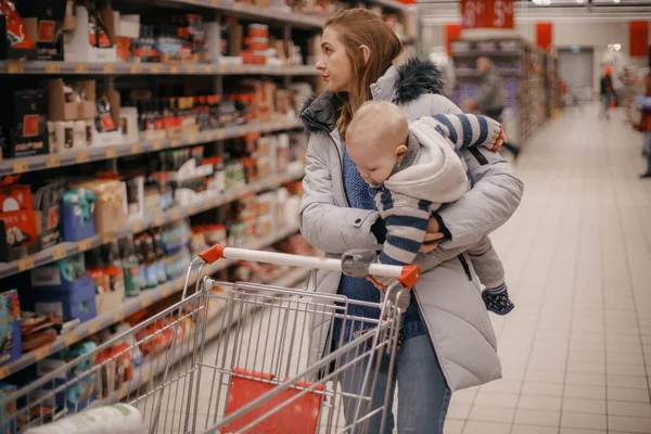 Compras Con Niños Madre Hijo Comprando Supermercado Mamá Hijo Pequeño — Foto de Stock