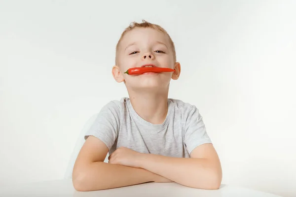 Bir Çocuk Ağzında Kırmızı Biber Tutuyor Önlüklü Beyaz Arka Planda Telifsiz Stok Imajlar