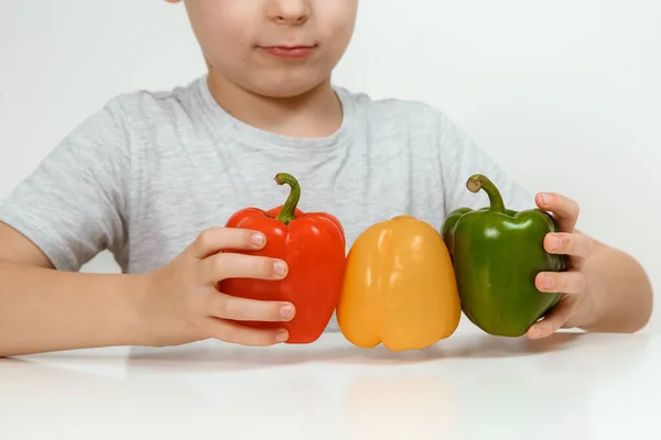 野菜作りの子 健康食品の概念 ピーマンを持つ子 — ストック写真