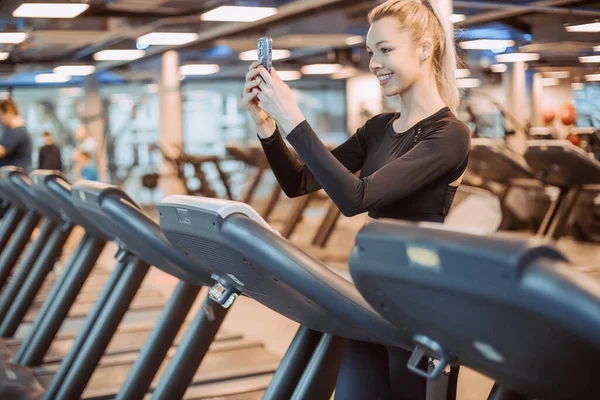 Fitness Modeli Spor Yapmadan Önce Akıllı Telefondan Müzik Dinliyor Fotokopi Telifsiz Stok Fotoğraflar
