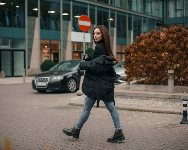 現代都市の超高層ビルの近くを歩く若い女性 — ストック写真
