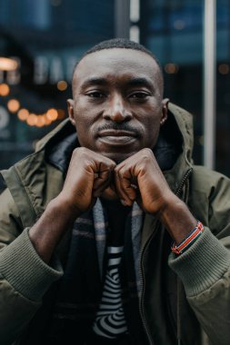 Düşünceli Afrikalı adam düşünüyor. Düşünceli genç Afrikalı adamın portresi plan, fikir, gelecek, beyin fırtınası konsepti. Genç Afro-Amerikalı bir adamın poz verirken yakın plan portresi. Nijeryalı adam.