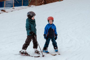 Wisla. Polonya. 12.01.2023. Güneşli bir günde Polonya 'da kayak yapmak, çocuklar ve yetişkinler birlikte kayak yapmak. Tatil.