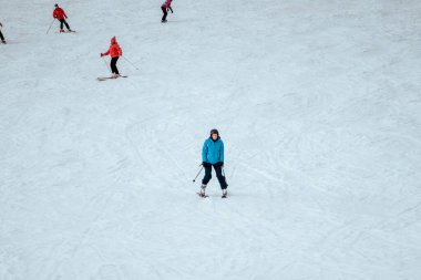 Wisla. Polonya. 12.01.2023. Güneşli bir günde Polonya 'da kayak yapmak, çocuklar ve yetişkinler birlikte kayak yapmak. Tatil.