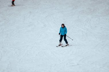 Wisla. Polonya. 12.01.2023. Güneşli bir günde Polonya 'da kayak yapmak, çocuklar ve yetişkinler birlikte kayak yapmak. Tatil.