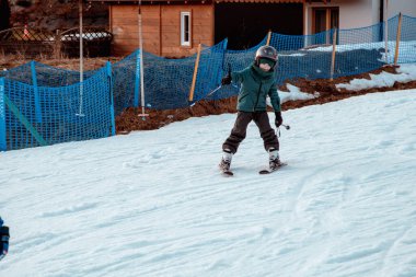 Wisla. Polonya. 12.01.2023. Güneşli bir günde Polonya 'da kayak yapmak, çocuklar ve yetişkinler birlikte kayak yapmak. Tatil.