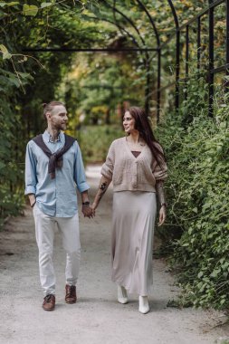 Uzayı kopyala Overs gülüyor. Mutlu adam ve kız. Aşıklar akşam parkında eğlenirler. Parkta gezen genç bir çift. Parkta sevgili çiftlerin mutlu romantik anları..