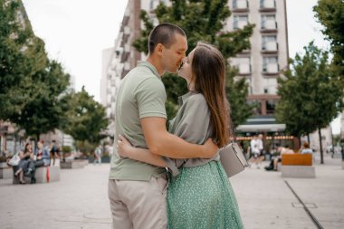 Şehirdeki bir bankta gündelik sohbetin tadını çıkaran bir çift. Varşova 'da bir bankta otururken birkaç sohbet ve gülümseme. Polonya.