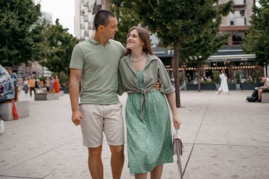 Şehirdeki bir bankta gündelik sohbetin tadını çıkaran bir çift. Varşova 'da bir bankta otururken birkaç sohbet ve gülümseme. Polonya.