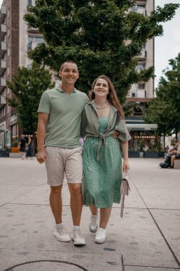 Şehirdeki bir bankta gündelik sohbetin tadını çıkaran bir çift. Varşova 'da bir bankta otururken birkaç sohbet ve gülümseme. Polonya.