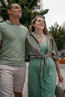 Şehirdeki bir bankta gündelik sohbetin tadını çıkaran bir çift. Varşova 'da bir bankta otururken birkaç sohbet ve gülümseme. Polonya.