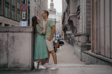 Kasabayı gezerken kucaklaşan mutlu iki turist. Polonya, Varşova 'daki kültür ve bilim sarayının önünde mutlu bir çift. Öpüşen bir çifti yakından çek..