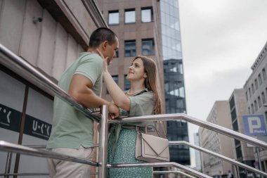 İki turist Polonya 'da romantik yaz tatillerinde eğleniyor - tatiller ve seyahat yaşam tarzı kavramı. Yolda yürüyen genç çift..