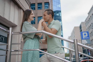 İki turist Polonya 'da romantik yaz tatillerinde eğleniyor - tatiller ve seyahat yaşam tarzı kavramı. Yolda yürüyen genç çift..