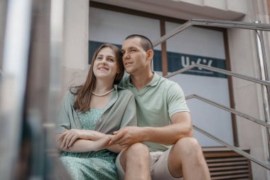 İki turist Polonya 'da romantik yaz tatillerinde eğleniyor - tatiller ve seyahat yaşam tarzı kavramı. Yolda yürüyen genç çift..