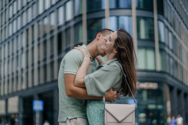 İki turist Polonya 'da romantik yaz tatillerinde eğleniyor - tatiller ve seyahat yaşam tarzı kavramı. Yolda yürüyen genç çift..