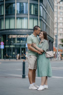İki turist Polonya 'da romantik yaz tatillerinde eğleniyor - tatiller ve seyahat yaşam tarzı kavramı. Yolda yürüyen genç çift..