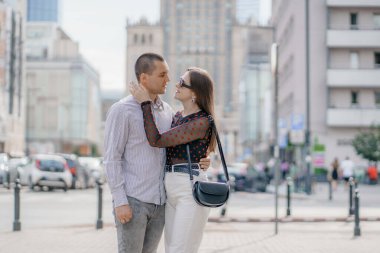 İki turist Polonya 'da romantik yaz tatillerinde eğleniyor - tatiller ve seyahat yaşam tarzı kavramı. Yolda yürüyen genç çift..