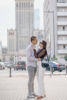 İki turist Polonya 'da romantik yaz tatillerinde eğleniyor - tatiller ve seyahat yaşam tarzı kavramı. Yolda yürüyen genç çift..