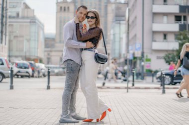 İki turist Polonya 'da romantik yaz tatillerinde eğleniyor - tatiller ve seyahat yaşam tarzı kavramı. Yolda yürüyen genç çift..