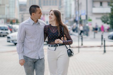 İki turist Polonya 'da romantik yaz tatillerinde eğleniyor - tatiller ve seyahat yaşam tarzı kavramı. Yolda yürüyen genç çift..